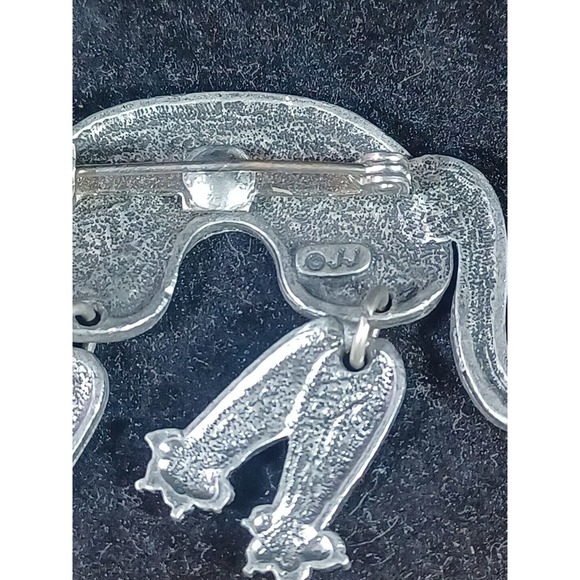 Sleepy tabby cat with Dangle legs Brooch Pin - Signed JJ - Picture 10 of 11